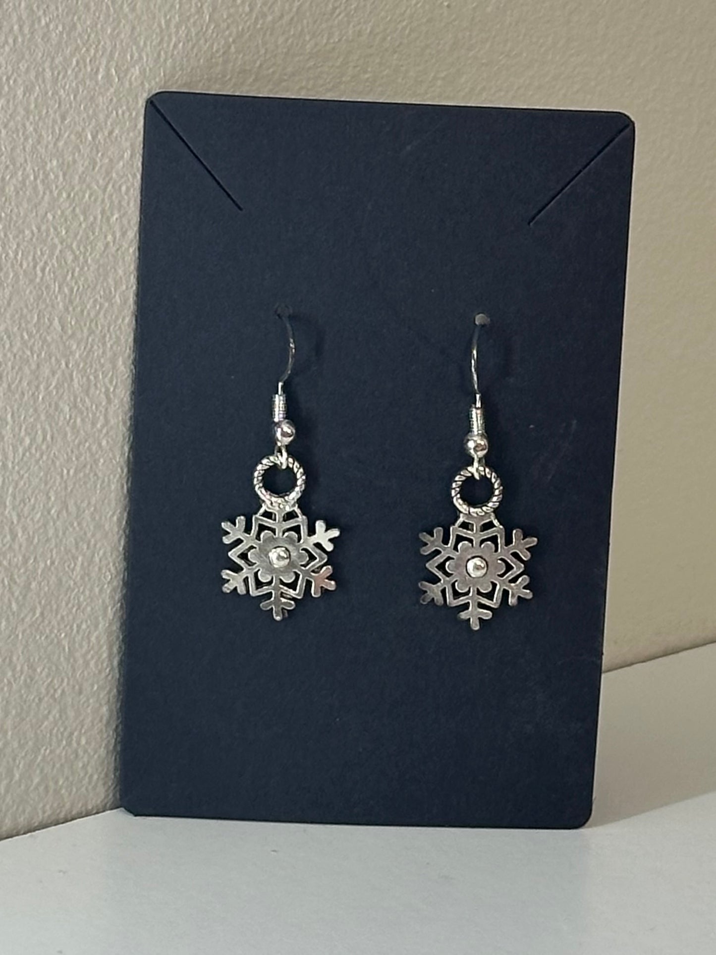Sassy server-Snowflake earrings